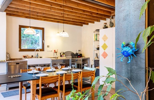 Montreuil House | GuestReady- Unique bright house with garden access