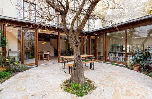 Montreuil House | GuestReady- Unique bright house with garden access