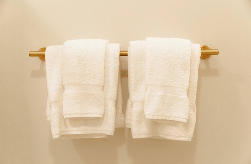 Elk Rapids Apartment | Guestroom - 1 King Su