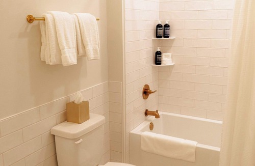 Elk Rapids Apartment | Guestroom - 2 Queens