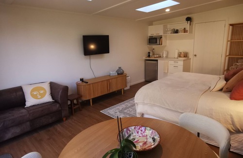 Cambridge Apartment | Guestroom on Queen