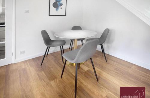 Guildford Apartment | Guildford - 2 Bedroom House - Parking