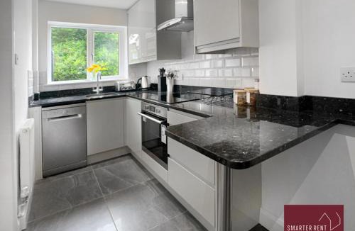 Guildford Apartment | Guildford - 2 Bedroom House - Parking