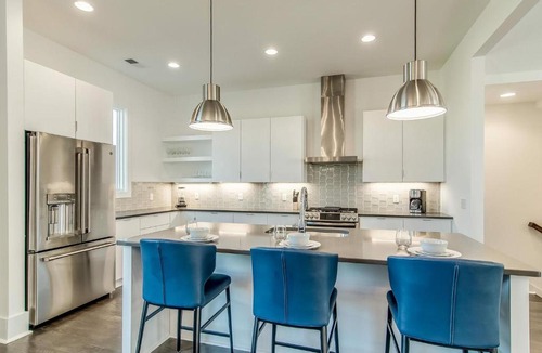 Edgehill House | Gulch modern 3 story condo, 2 car garage, rooftop fire pit, security, and view!