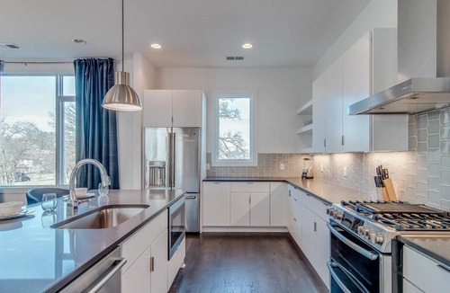 Edgehill House | Gulch modern 3 story condo, 2 car garage, rooftop fire pit, security, and view!