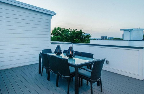 Edgehill House | Gulch modern 3 story condo, 2 car garage, rooftop fire pit, security, and view!