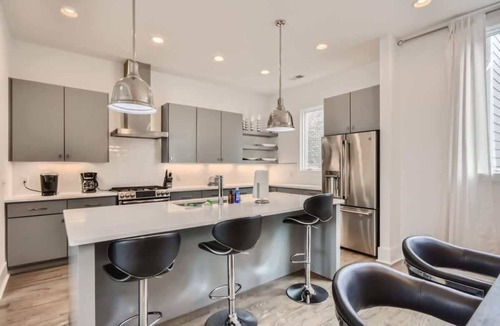 Edgehill Apartment | Gulch Walkable 3BR w/Roof Deck & Skyline View