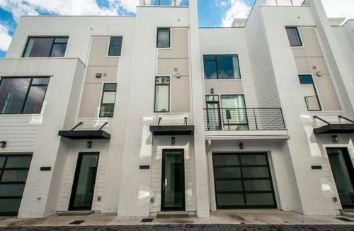 Edgehill Apartment | Gulch Walkable 3BR w/Roof Deck & Skyline View