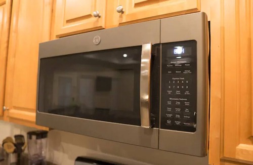 Kreole Apartment | Gulf Coast Getaway, 3BR 2BA, King Beds, Kitchen