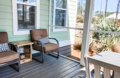 Carrabelle House | Gulf Views From Front Porch! Pet-Friendly Cottage with Kayaks & Community Pool