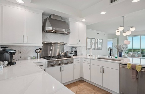 Vanderbilt Beach Condo | GULF VIEWS + PRIVATE BEACH CLUB