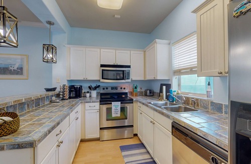 Port Aransas House | Gulfside Getaway | Large Balcony, Pool & Hot Tub | Walk to Beach
