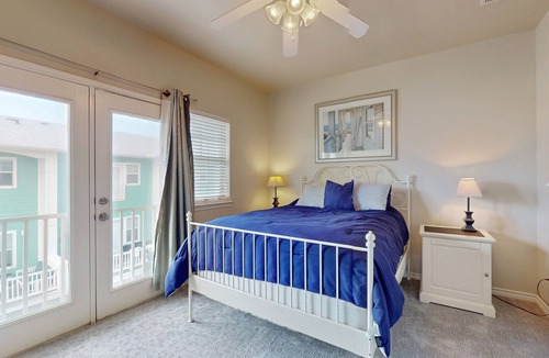 Port Aransas House | Gulfside Getaway | Large Balcony, Pool & Hot Tub | Walk to Beach