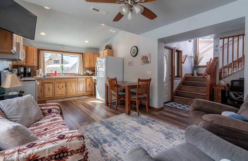 June Lake House | Gull Lake Baby House- 5 minutes walking distance to Gull Lake Marina and Park, newly remodeled