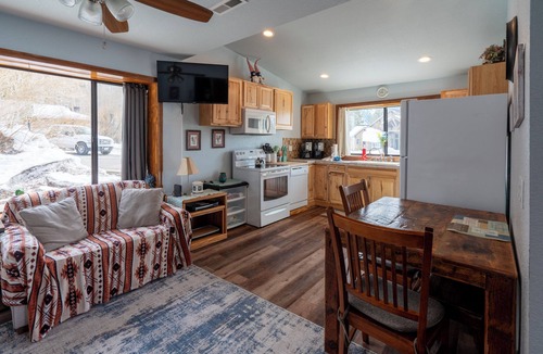 June Lake House | Gull Lake Baby House- 5 minutes walking distance to Gull Lake Marina and Park, newly remodeled