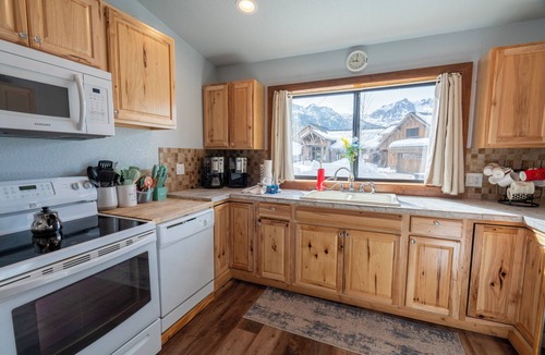 June Lake House | Gull Lake Baby House- 5 minutes walking distance to Gull Lake Marina and Park, newly remodeled