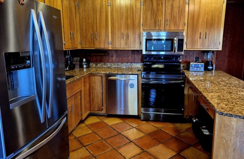 Huddleston House | Gus`s Getaway- Dog friendly home with huge dock with electricity - pool table and old school juke box
