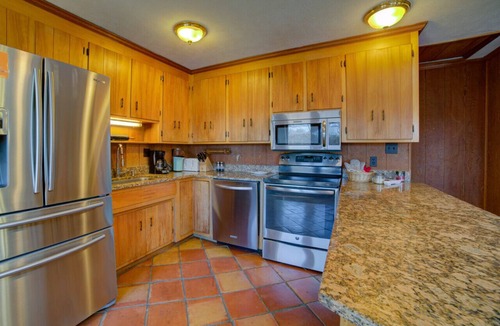 Huddleston House | Gus`s Getaway- Dog friendly home with huge dock with electricity - pool table and old school juke box