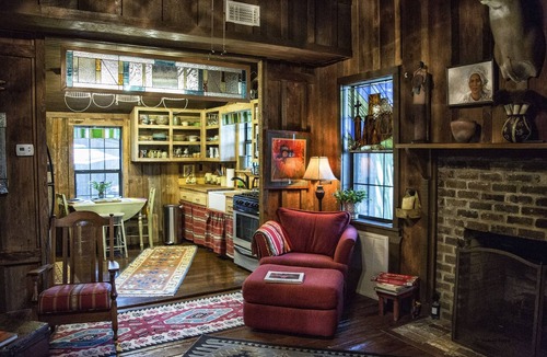 Nacogdoches Cabin | GUS's PLACE.Unwind with a TRIP to the PAST in this CABIN built in 1865.