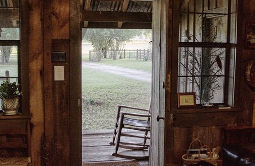 Nacogdoches Cabin | GUS's PLACE.Unwind with a TRIP to the PAST in this CABIN built in 1865.