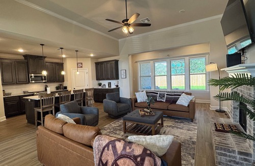 Shenandoah House | Gusty’s NEW 5BR/3BA 6 Beds Sleeps 11 Near Kyle Field