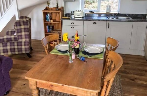 Welsh Frankton Cottage | Gwdihw