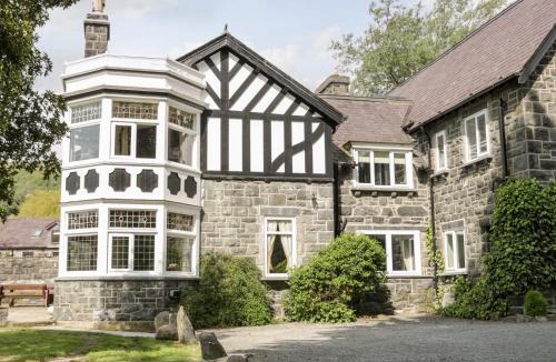 Henryd House | Gwern Borter Manor