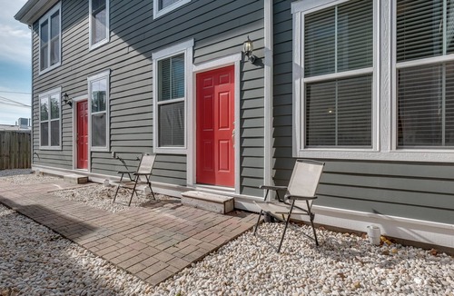 Beach Institute Condo | Gwinnett St Row: Historic 3 BR 2BA - Free Street Parking - Near Forsyth Park