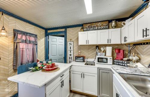 Summerfield House | Gym Access On-Site: Cabin w/Deck in Red Oak!