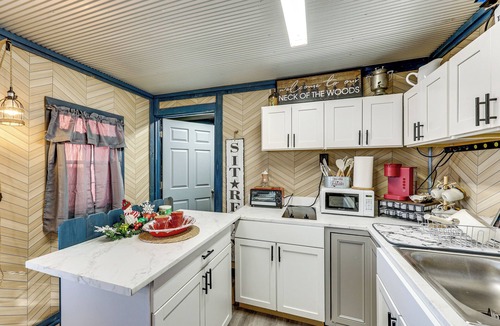 Summerfield Cabin | Gym Access On-Site: Cabin w/Deck in Red Oak!