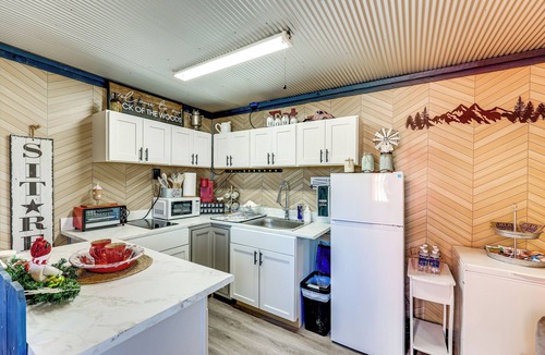 Summerfield Cabin | Gym Access On-Site: Cabin w/Deck in Red Oak!