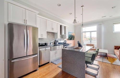 Near West Side Apartment | Gym | Garage Parking | Balcony | Sleeps 6
