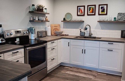 North Bend Apartment | Gypsy by the Bay with Fireplace