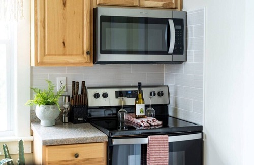 Staunton Apartment | Gypsy Haven: Walk Downtown + Sunroom