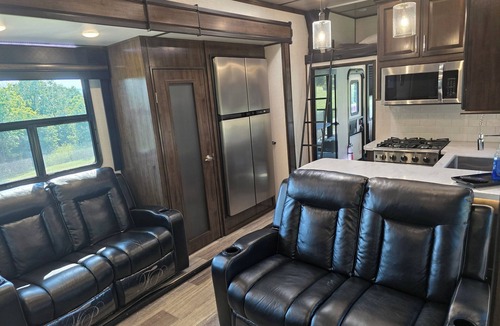 Yellville House | Gypsy Soul Glamping Escape – Upscale 5th Wheel Retreat with Mountain Views