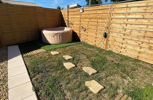 Lunel House | Hébergement 2 Chambres - 6 Personnes - Jardin - Jacuzzi - Animaux Acceptés