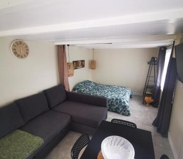 Oyre Apartment | Hébergement cosy avec parking et entrée autonome