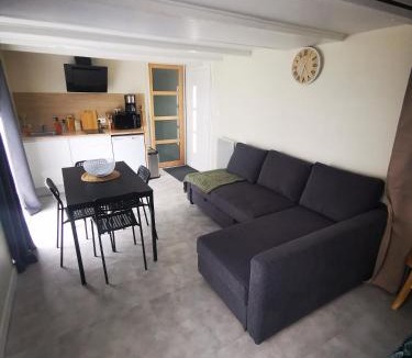 Oyre Apartment | Hébergement cosy avec parking et entrée autonome