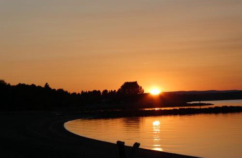 Mashteuiatsh Hotel | Hébergement Plage Robertson - Pods au bord du lac
