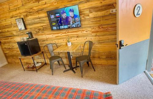 Bluff Hotel | Hózhó King Mokee Shared Kitchen, Pets Ok #2