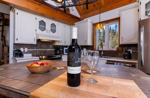 Saint Hilarion Ski Chalet | Hôtel à la maison - Le Marijé, lac et nature!