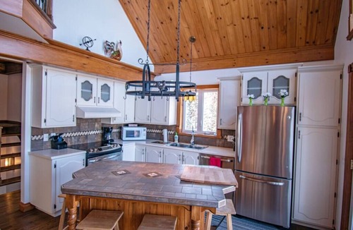 Saint Hilarion Ski Chalet | Hôtel à la maison - Le Marijé, lac et nature!