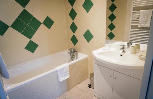 Saint-Antoine-l'Abbaye Hotel | Hôtel Bistrot Les Tanins