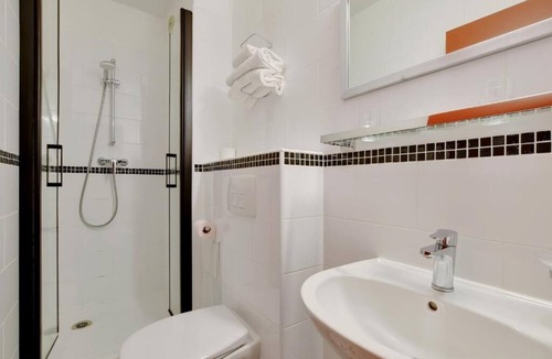 Dijon Centre Ville Hotel | Hôtel Dauphine-Dijon Gare-Self Check In