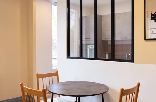 Poincare - Foch - Anatole France - Croix de Bourgogne Apartment | Hôtel des Cousines – Capucine Apartment