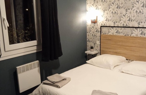 Saint-Bris-des-Bois Hotel | Hôtel du Grand Chêne