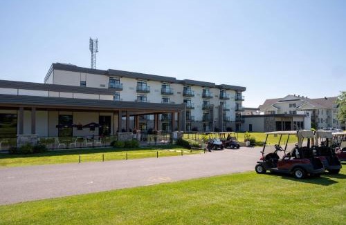 Venise-en-Quebec Hotel | Hôtel du Lac Champlain, an Ascend Collection Hotel