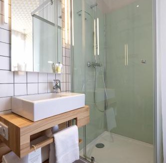 Laval Hotel | Hôtel et Apparts Marin