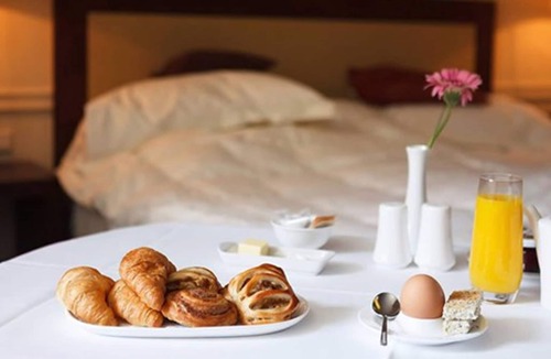 Cuq-Toulza Hotel | Hôtel La Bombardière