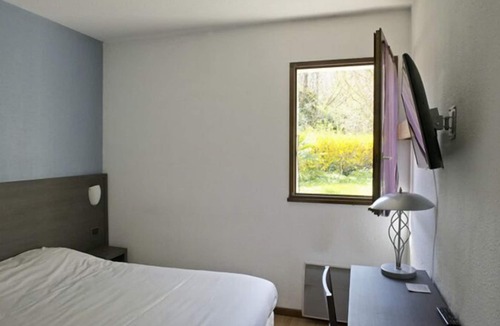 Saint-Genis-les-Ollieres Hotel | Hôtel La Cascade